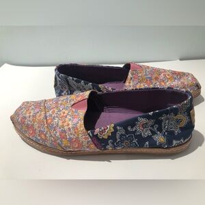 Toms paisley 9 flats like new